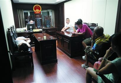 法院強(qiáng)制執(zhí)行拘傳老賴(lài)