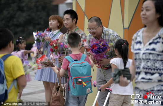 重慶一校長堅(jiān)持六年校門口迎送學(xué)生彎腰問聲好(組圖) 重慶一校長堅(jiān)持六年校門口迎送學(xué)生彎腰問聲好(組圖)