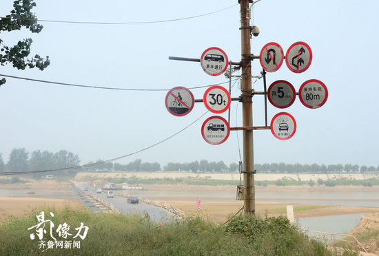 實(shí)拍濟(jì)南黃河浮橋邊“霸氣”十足交通指示牌 實(shí)拍濟(jì)南黃河浮橋邊“霸氣”十足交通指示牌