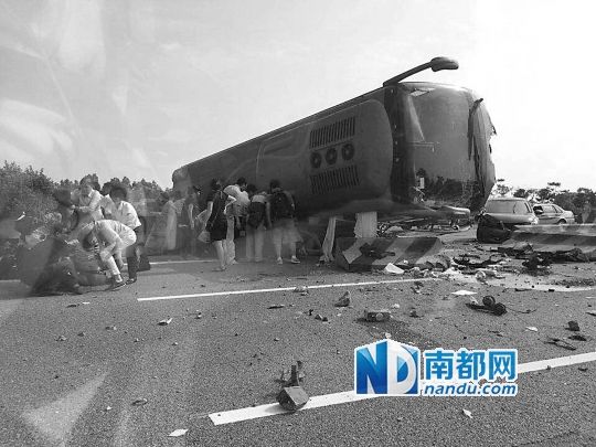 現(xiàn)場(chǎng)大客車側(cè)翻，玻璃碎落一地，車身卡在路邊水泥護(hù)欄上。 目擊者供圖