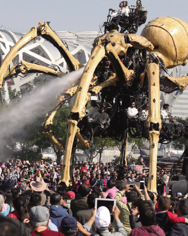 法國(guó)機(jī)械龍馬今起亮相奧體公園 引游客圍觀(圖) 法國(guó)機(jī)械龍馬今起亮相奧體公園 引游客圍觀(圖)