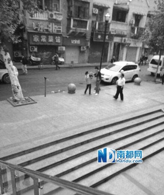 10月18日，武漢一男子抓住環(huán)衛(wèi)工打耳光。