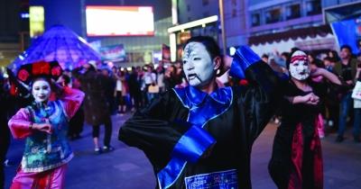 南京地鐵現(xiàn)“僵尸”快閃 乘客先驚后樂(lè)(圖)