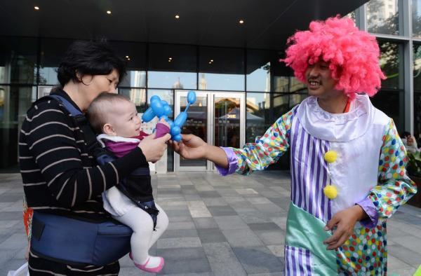 上海持證街頭藝人初演兩天小費(fèi)過(guò)千 市民熱情圍觀 上海持證街頭藝人初演兩天小費(fèi)過(guò)千 市民熱情圍觀