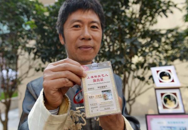 上海持證街頭藝人初演兩天小費(fèi)過(guò)千 市民熱情圍觀 上海持證街頭藝人初演兩天小費(fèi)過(guò)千 市民熱情圍觀