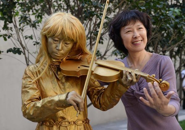 上海持證街頭藝人初演兩天小費(fèi)過(guò)千 市民熱情圍觀 上海持證街頭藝人初演兩天小費(fèi)過(guò)千 市民熱情圍觀