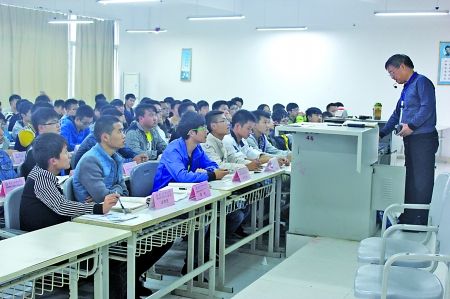 該校道路橋梁工程技術的2013級1班和2班同學正在上課 該校道路橋梁工程技術的2013級1班和2班同學正在上課