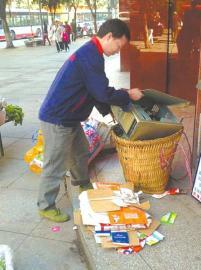 王光偉靠收廢品拾荒為生，每月僅有1000元的微薄收入。