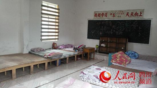四川一小學(xué)條件差沒(méi)宿舍 寄宿學(xué)生只能睡教室 四川一小學(xué)條件差沒(méi)宿舍 寄宿學(xué)生只能睡教室