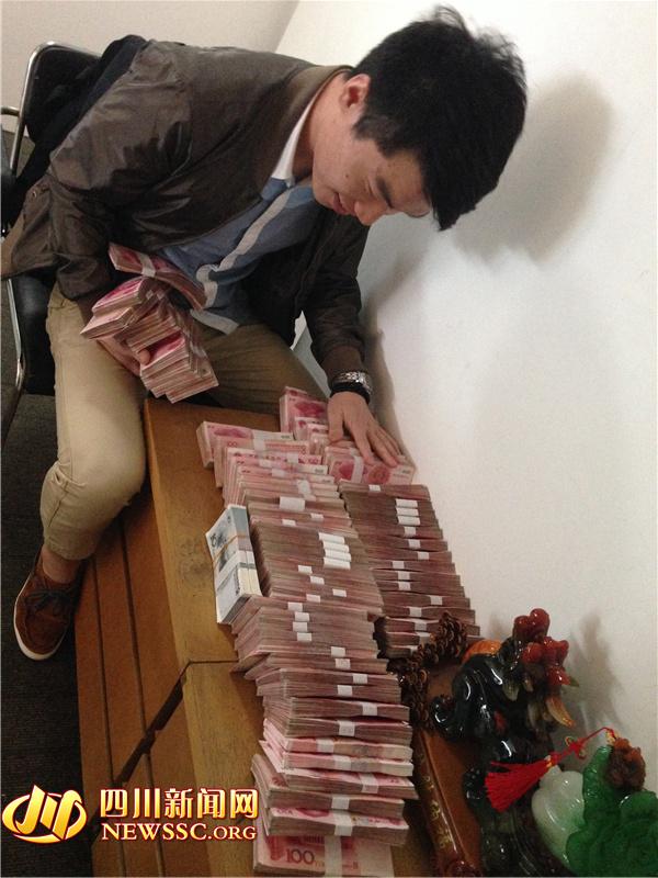 警方在犯罪嫌疑人手機中發(fā)現(xiàn)的照片，犯罪嫌疑人正在數(shù)騙來的贓款（警方提供）。