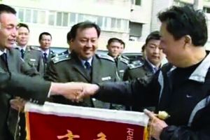 當年火災中獲救者的家屬給城管中隊送來錦旗 視頻截圖