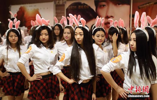 11月11日晚，一百位統(tǒng)一打扮的“兔女郎”現(xiàn)身南京新街口，逛街看電影玩快閃，走到哪里都被圍觀。