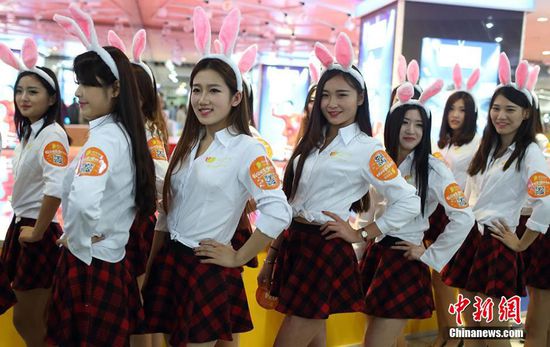 11月11日晚，一百位統(tǒng)一打扮的“兔女郎”現(xiàn)身南京新街口，逛街看電影玩快閃，走到哪里都被圍觀。