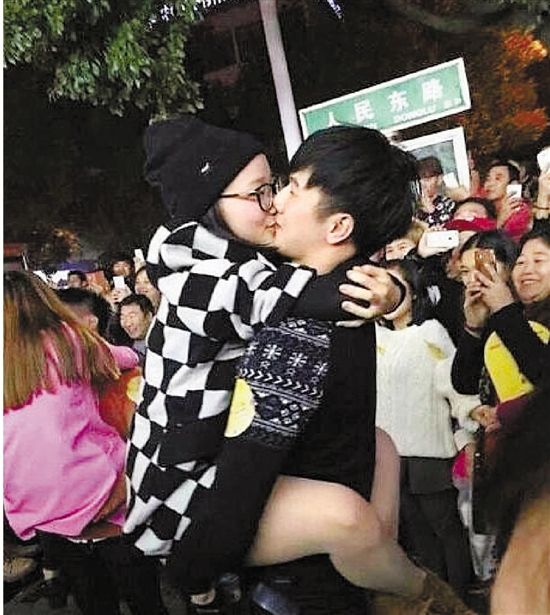 雖只是縣城的比賽，但水準著實不低，居然有選手采用考拉式。