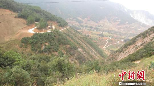 昆明男子葬母歸來(lái)駕車致四人死亡 一審獲刑4年(圖) 昆明男子葬母歸來(lái)駕車致四人死亡 一審獲刑4年(圖)