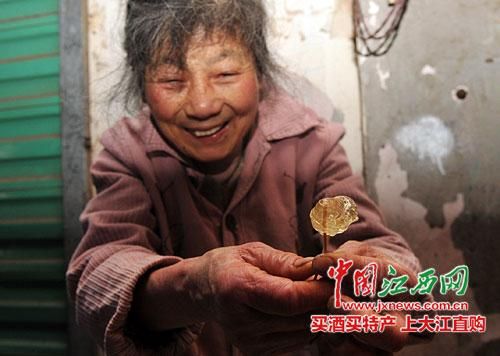 南昌一奶奶擺攤20年未漲價 日賺30元稱很滿足 南昌一奶奶擺攤20年未漲價 日賺30元稱很滿足