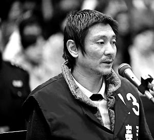 庭審時，鄭東稱自己想隨女兒一起去，請求法院判他死刑立即執(zhí)行