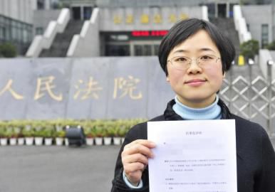 12月3日，起訴代理人出示公訴書。