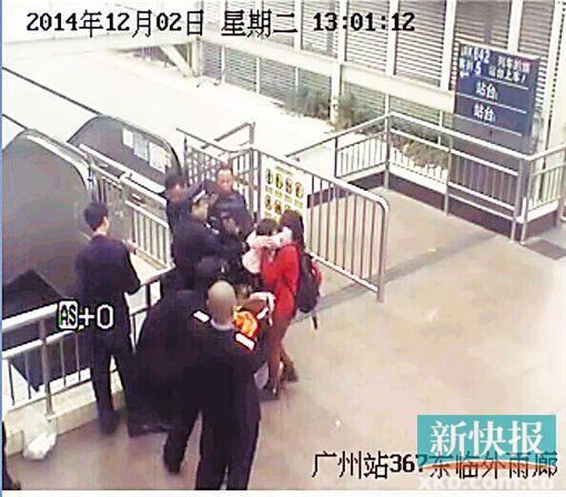 民警果斷將孩子救下,并控制跳樓男子。 通訊員圖(視頻截圖) 民警果斷將孩子救下,并控制跳樓男子。 通訊員圖(視頻截圖)