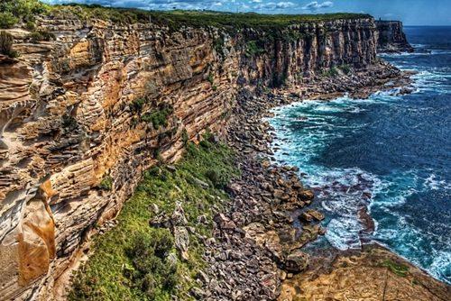 圖為英國游客看日出時摔落的懸崖。