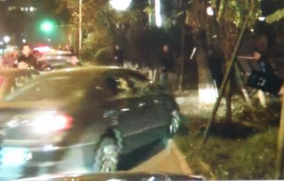 作案嫌疑車輛竄上綠化帶。（據(jù)警方視頻截圖）