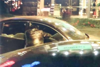 一警察試圖讓汽車停下。