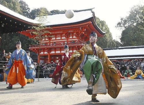 京都市左京區(qū)的下鴨神社舉行新年例行活動(dòng)“蹴鞠”。