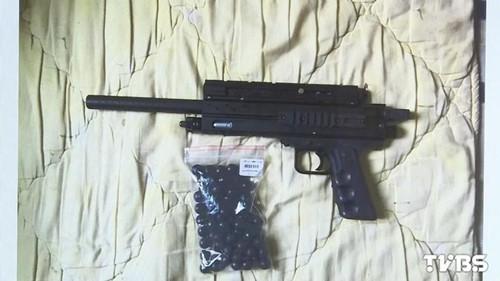 林姓男子使用的瓦斯鎮(zhèn)暴槍。圖自TVBS網(wǎng)站