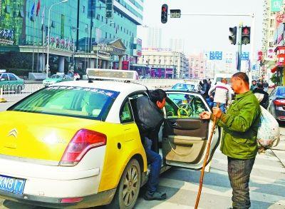 行乞者與保安聊天，竟頻頻對保安的收入表達(dá)出了不屑。