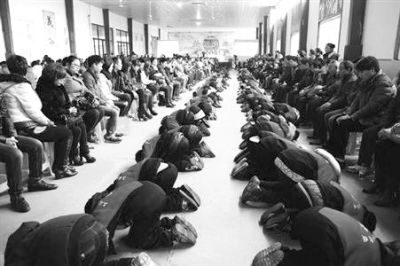 學(xué)生們在老師的指導(dǎo)下，一起給父母下跪謝恩。微博截圖