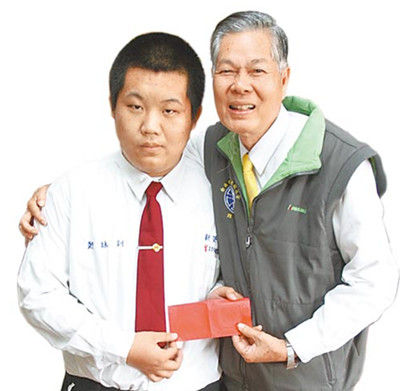 校長稱贊鄭詠釧（左）處變不驚，頒發(fā)2000元臺幣紅包“壓驚”，并記一大功。