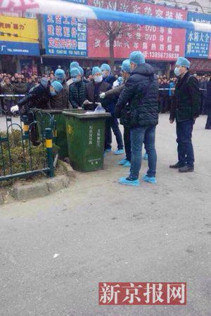 亳州路邊垃圾桶內(nèi)驚現(xiàn)碎尸。網(wǎng)友供圖