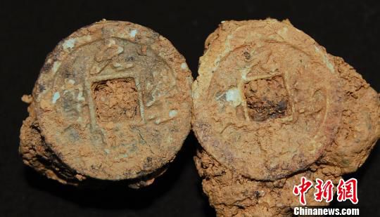 巖橋村廟山地區(qū)出土銅錢。　桐廬文管辦　攝