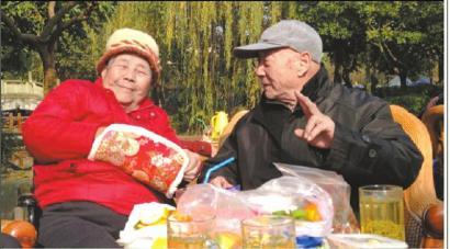 結(jié)婚60年，梁玉芹婆婆和王再功爺爺恩愛如初。
