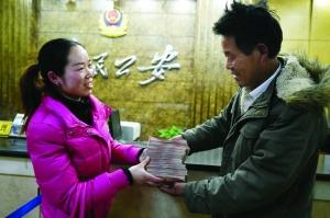 農民工撿到13萬 糾結3天交不交后還給失主(圖)