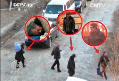 乞討完畢后，各有分工的乞討者們聚在一起，結(jié)伙回到居住地。央視截圖