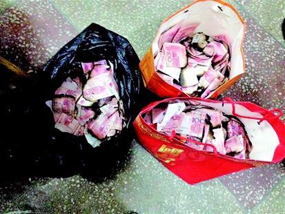 失火垃圾桶里現(xiàn)36萬(wàn)現(xiàn)鈔 民警搶出10萬(wàn)余元