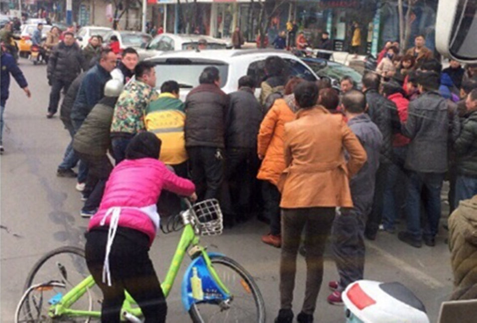 女子被撞卷進(jìn)車(chē)底市民抬車(chē)救人 女子被撞卷進(jìn)車(chē)底市民抬車(chē)救人