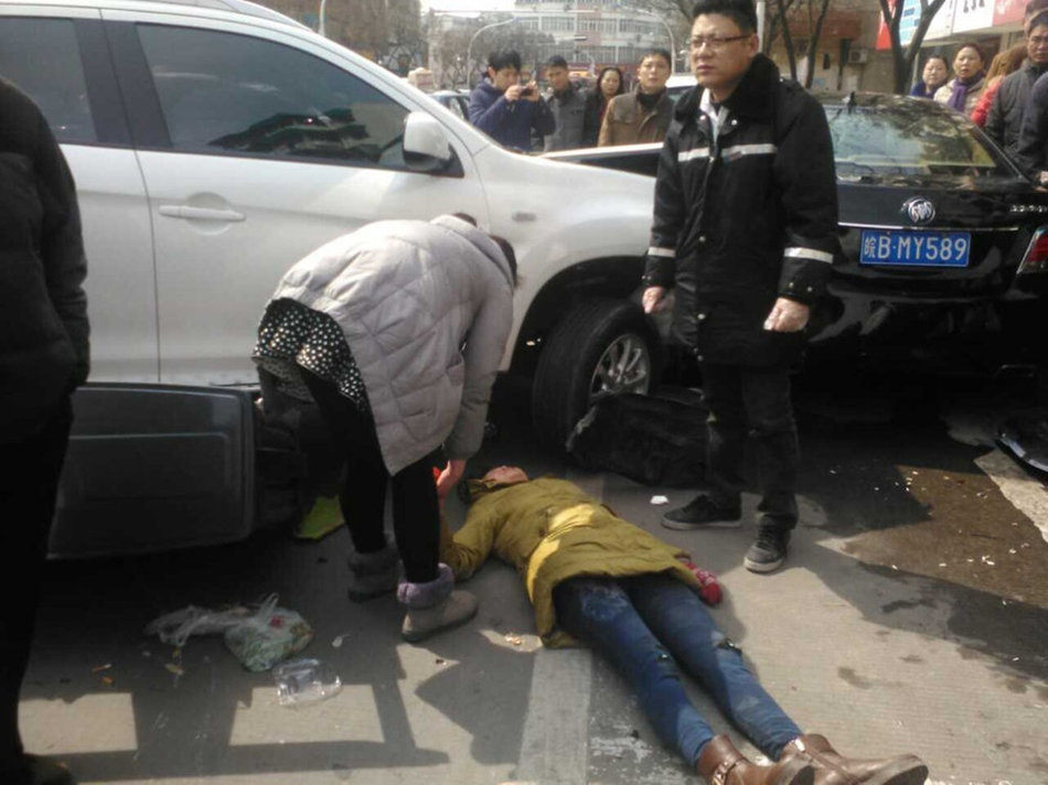 女子被撞卷進(jìn)車(chē)底市民抬車(chē)救人 女子被撞卷進(jìn)車(chē)底市民抬車(chē)救人