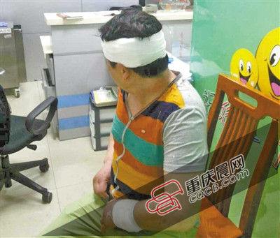 昨日，受傷的游客譚先生在醫(yī)院接受治療。