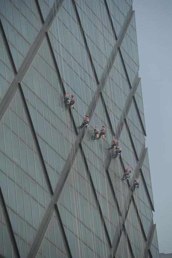 央視大褲衩花50萬(wàn)清洗后遇沙塵暴 網(wǎng)友:白洗了 央視大褲衩花50萬(wàn)清洗后遇沙塵暴 網(wǎng)友:白洗了