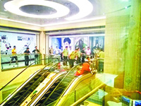 遇難女子家屬很悲傷。