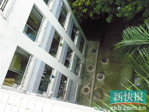 據(jù)目擊者稱,當(dāng)時(shí)墜樓者躺在右排中、下兩個(gè)井蓋中間附近。