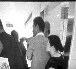 醫(yī)院人員將警務人員堵在玻璃門內 視頻截圖 醫(yī)院人員將警務人員堵在玻璃門內 視頻截圖