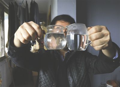 邵先生展示地下水左和自來(lái)水 邵先生展示地下水左和自來(lái)水