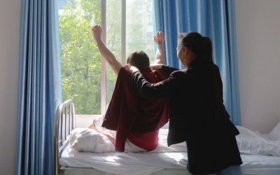 出院前，窗外透進一道陽光，打在他的身上。