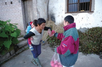 看到他遞來蘋果，村人尷尬地笑笑，婉拒了。