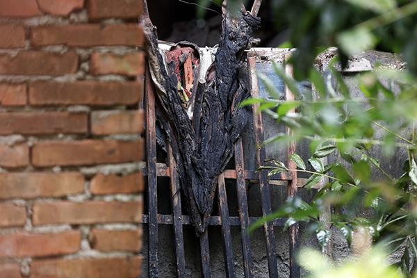 被燒焦的窗沿。澎湃新聞記者 雍凱 圖