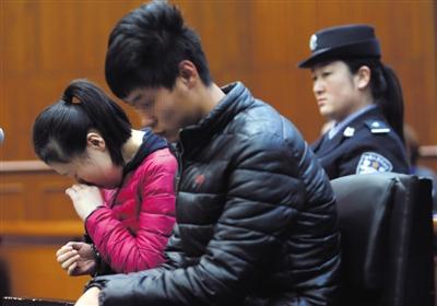 昨日，因殺死自己的親生兒子，被告人王某受審，其男友喬某則因涉嫌幫助毀滅證據(jù)罪受審。