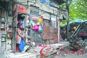 阿姨看著大家清理她堆積的垃圾。廣州日報記者李波 攝